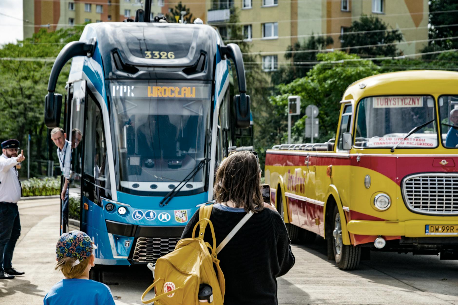 Ilustracja przedstawiająca nowoczesny elektrobus w Dęblinie, symbolizująca nowe możliwości pracy.